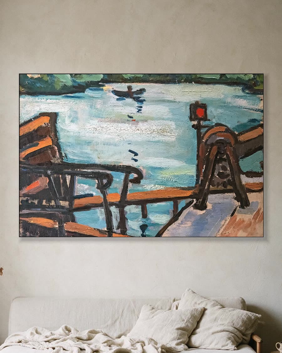 Boot op de rivier in een aluminium frame aan dezelfde muur