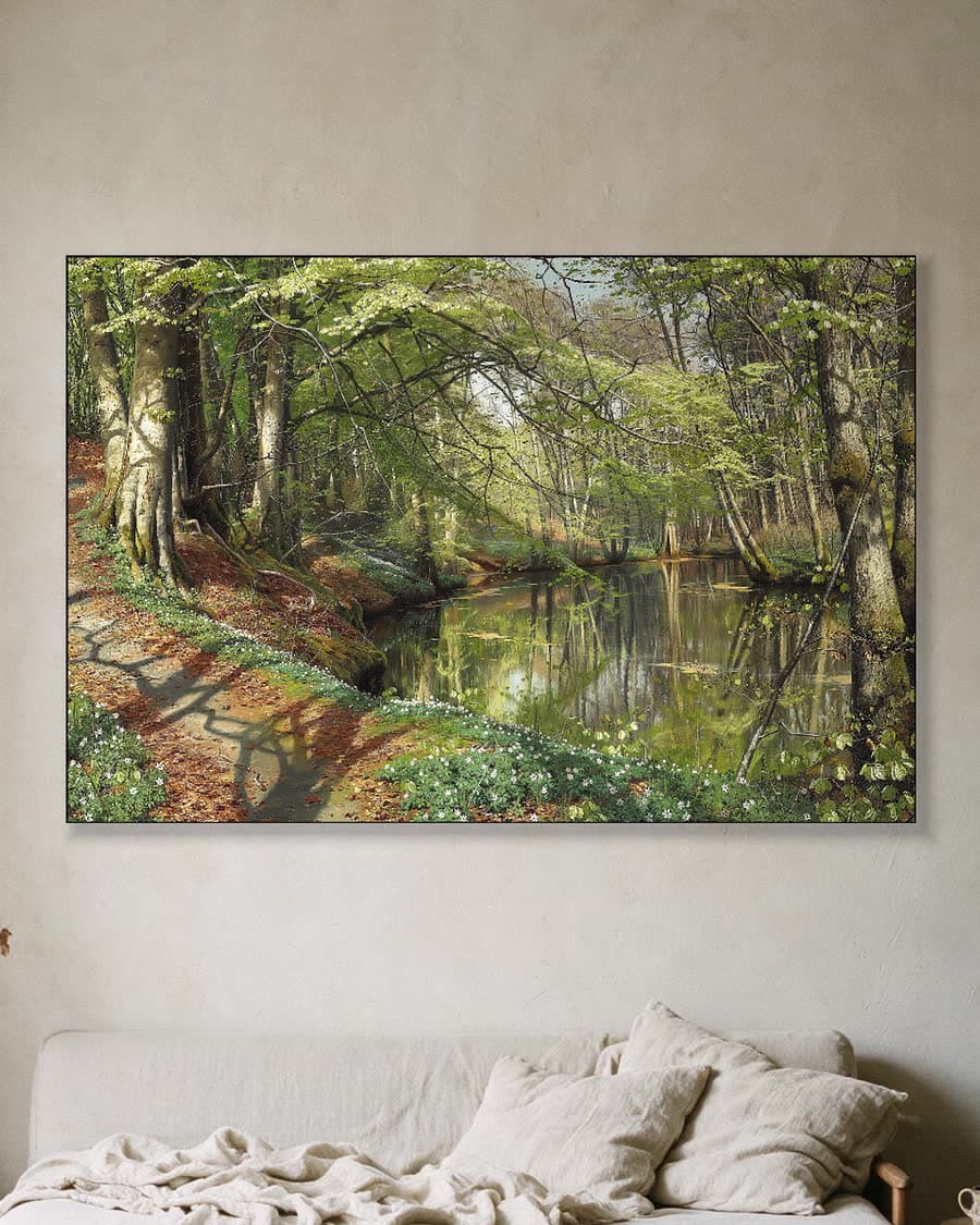 Bosbeek in het voorjaar in een aluminium frame aan dezelfde muur