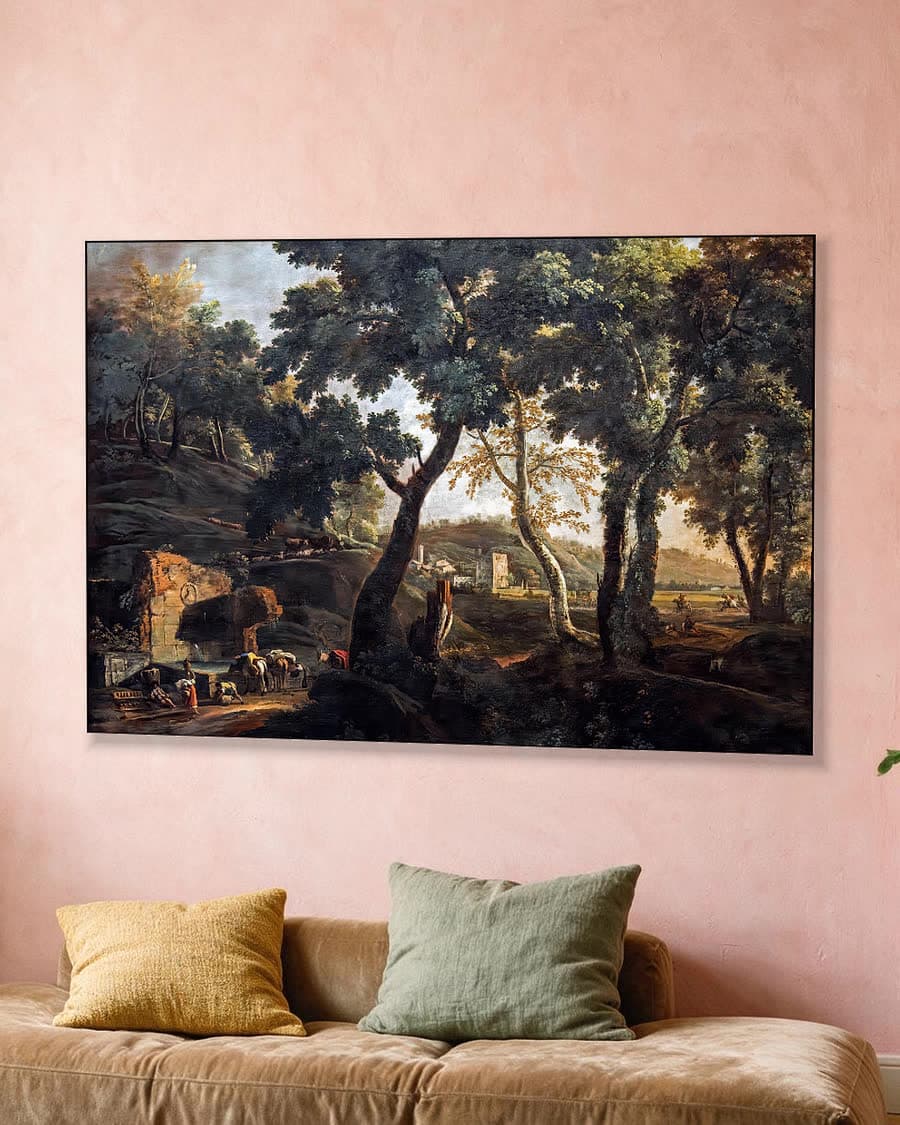 Boslandschap met reizigers en ruïnes in een aluminium frame aan dezelfde muur