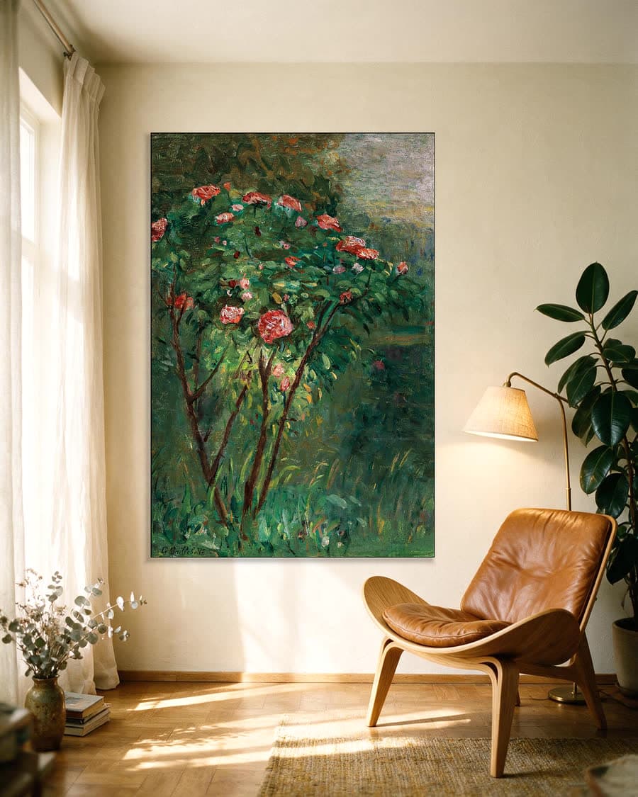 De bloeiende rozenstruik in een aluminium frame aan dezelfde muur