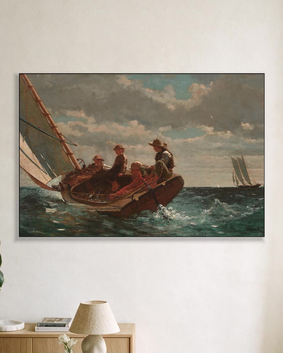 Breezing Up (A Fair Wind, 1876) in een aluminium frame aan dezelfde muur