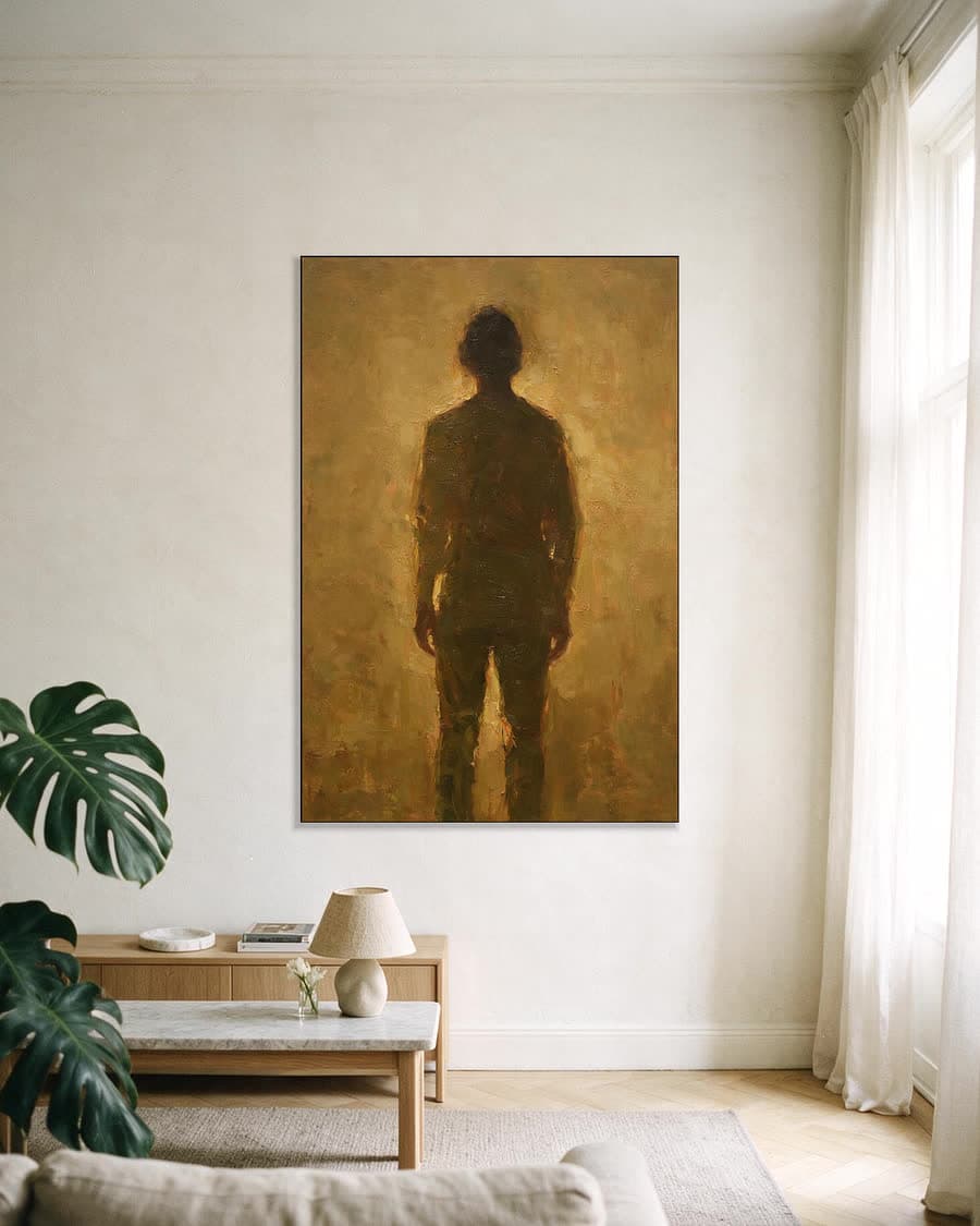 Figuur in een lege kamer in een aluminium frame aan dezelfde muur