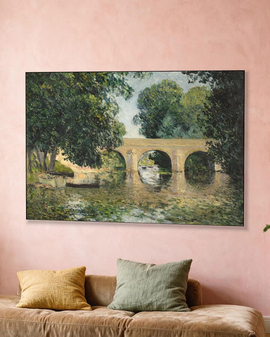 Brug over de rivier in een aluminium frame aan dezelfde muur
