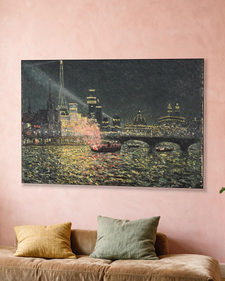 Verlichte stad aan de rivier in een aluminium frame aan dezelfde muur
