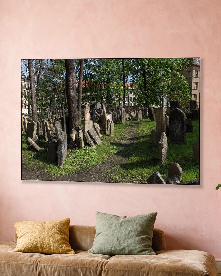 De Joodse Begraafplaats in een aluminium frame aan dezelfde muur