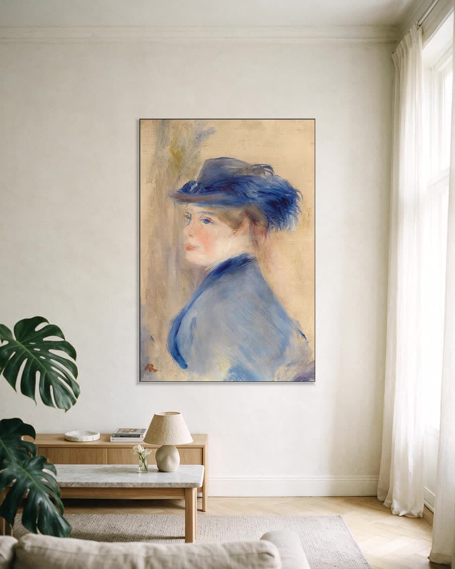Buste van een vrouw in een aluminium frame aan dezelfde muur