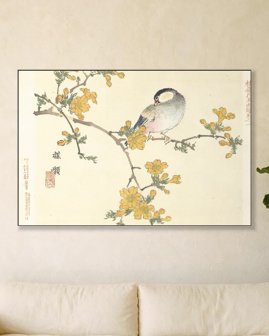 Vogel op tak met gele bloesem in een aluminium frame aan dezelfde muur