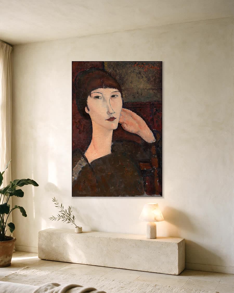 Adrienne, vrouw met pony in een aluminium frame aan dezelfde muur