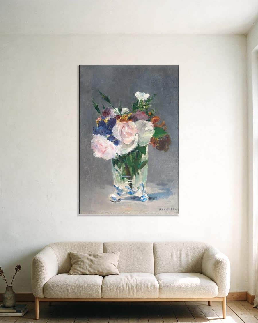 Bloemen in een kristallen vaas in een aluminium frame aan dezelfde muur