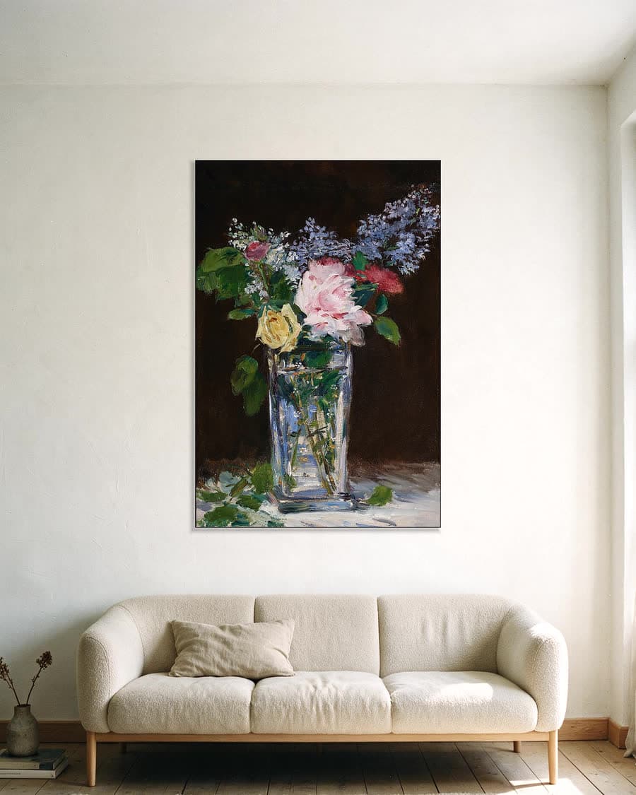 Vaas met rozen en seringen in een aluminium frame aan dezelfde muur