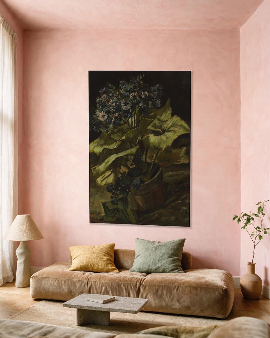 Cineraria in een aluminium frame aan dezelfde muur