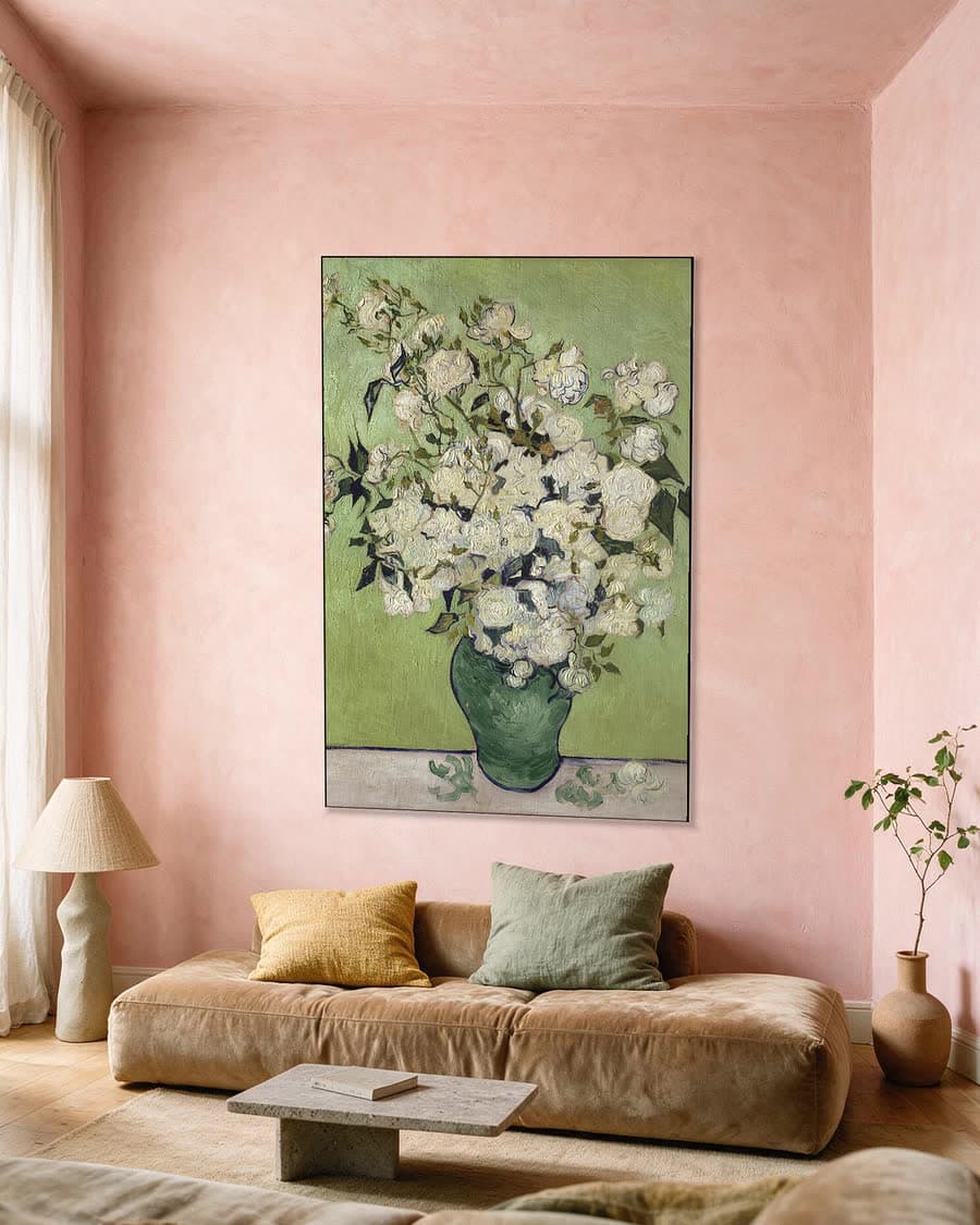 Vaas met rozen in een aluminium frame aan dezelfde muur