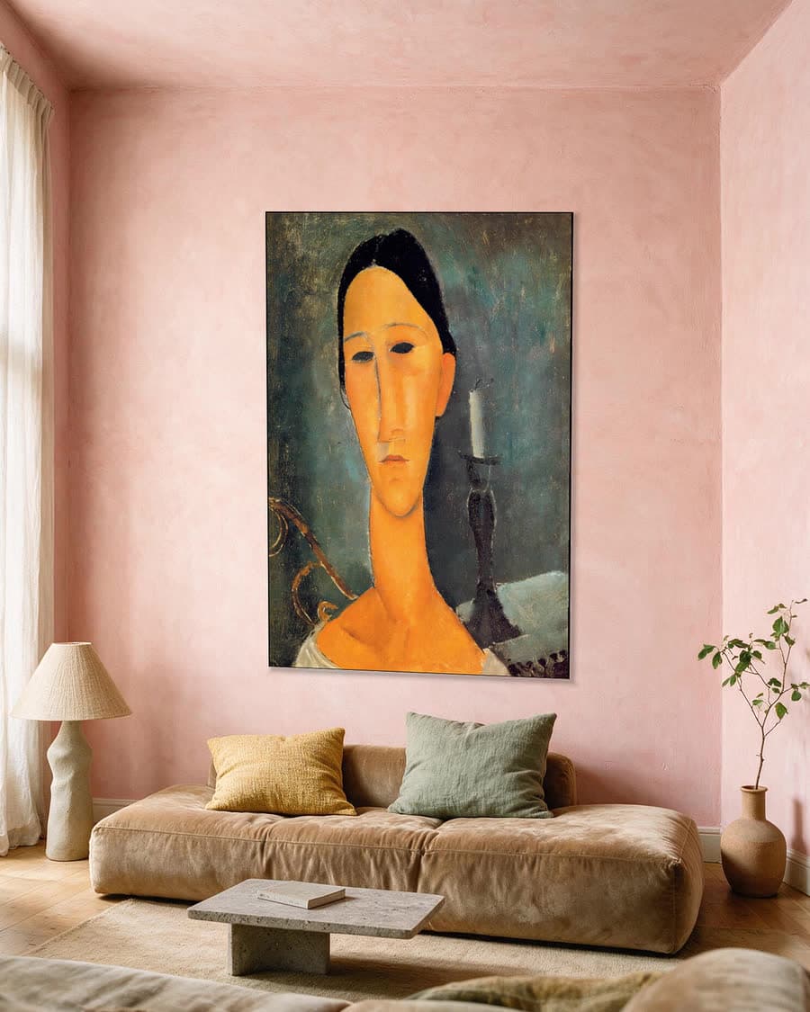 Hanka Zborowska met kandelaar in een aluminium frame aan dezelfde muur