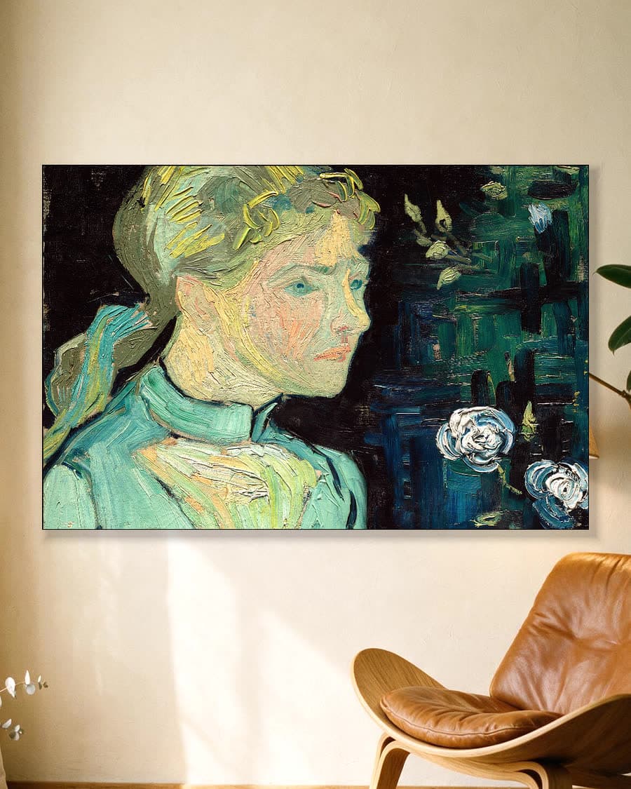 Adeline Ravoux in een aluminium frame aan dezelfde muur
