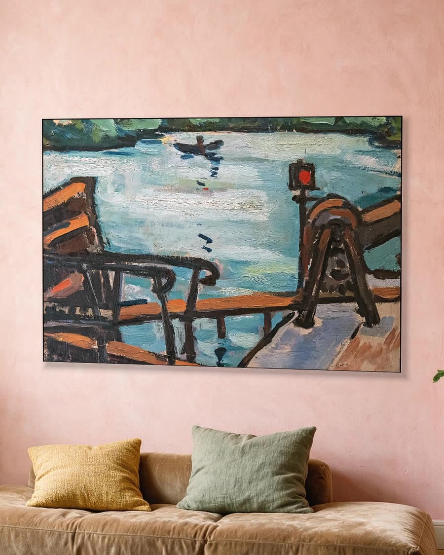 Boot op de rivier in een aluminium frame aan dezelfde muur