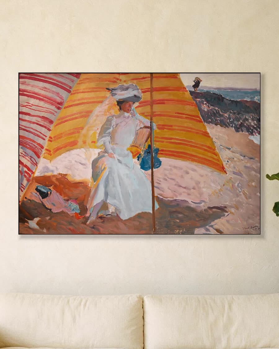 Clotilde onder het zonnescherm, Biarritz in een aluminium frame aan dezelfde muur