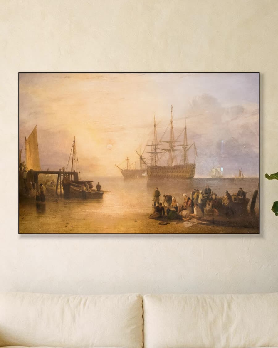 De zon breekt door de nevel in een aluminium frame aan dezelfde muur