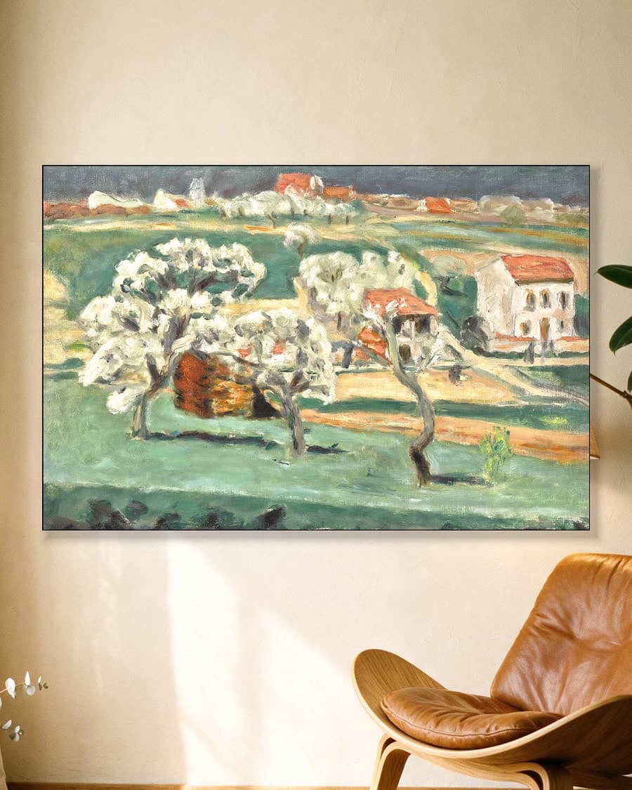 Bloesembomen bij het witte huis in een aluminium frame aan dezelfde muur
