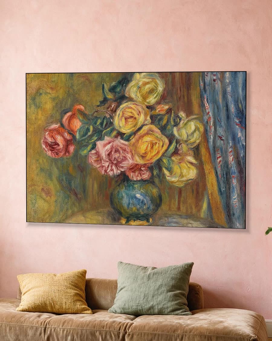 Rozen voor het blauwe gordijn in een aluminium frame aan dezelfde muur