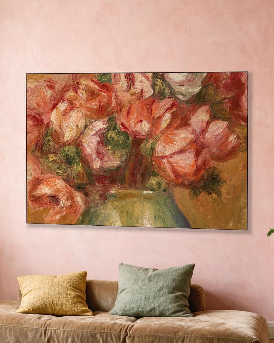 Anemonen in een aluminium frame aan dezelfde muur