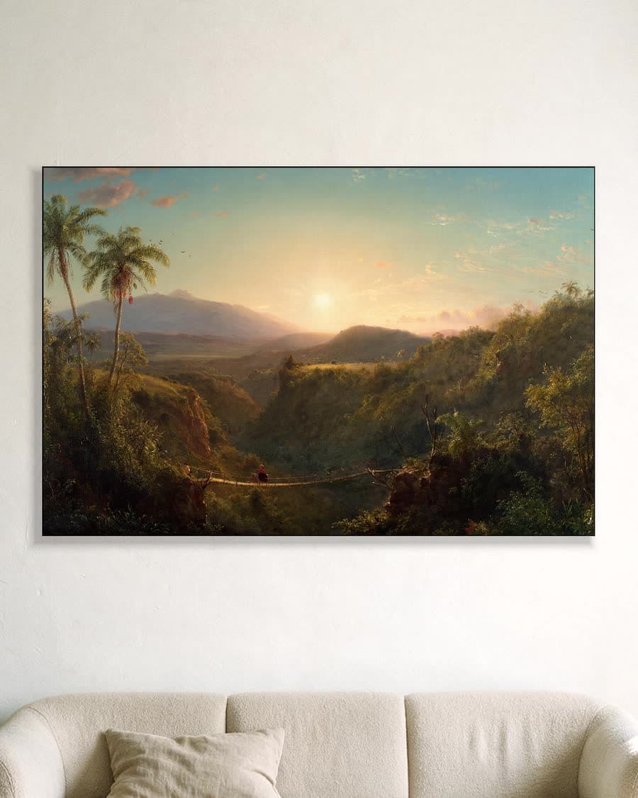 De vulkaan Pichincha in ochtendgloed in een aluminium frame aan dezelfde muur