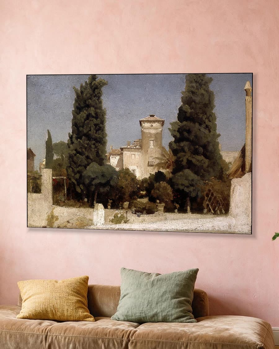 Cypressen bij de villa in een aluminium frame aan dezelfde muur
