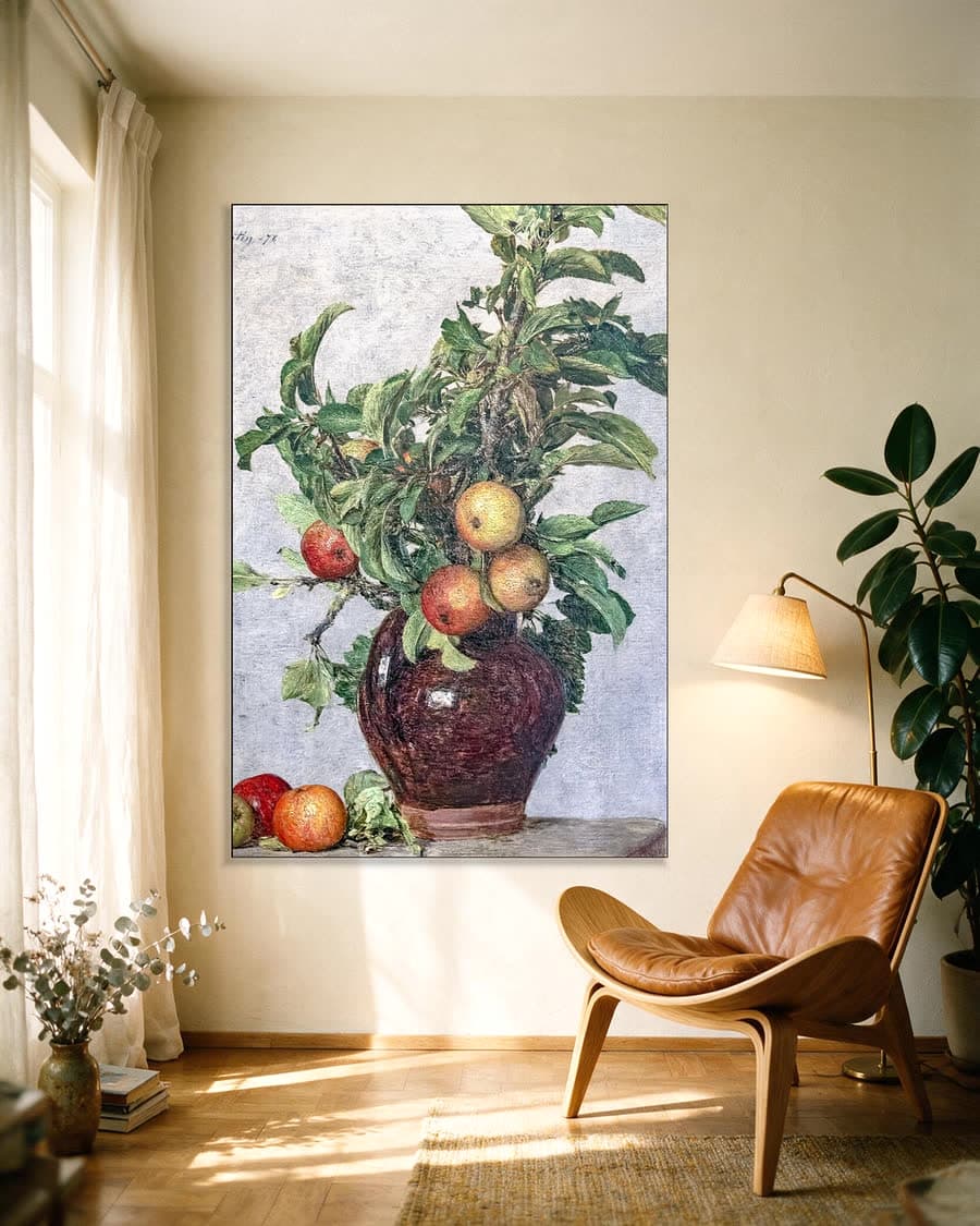 Vaas met appels en gebladerte in een aluminium frame aan dezelfde muur