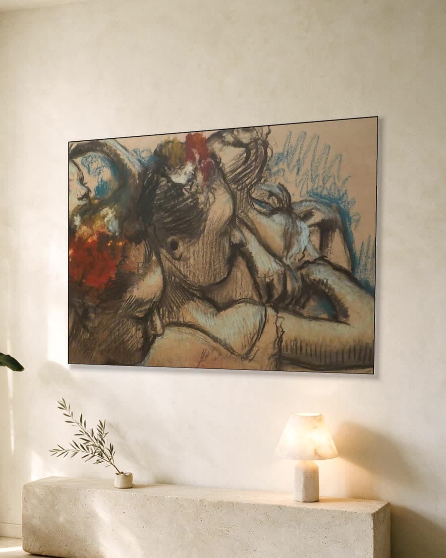 Danseressen in een aluminium frame aan dezelfde muur