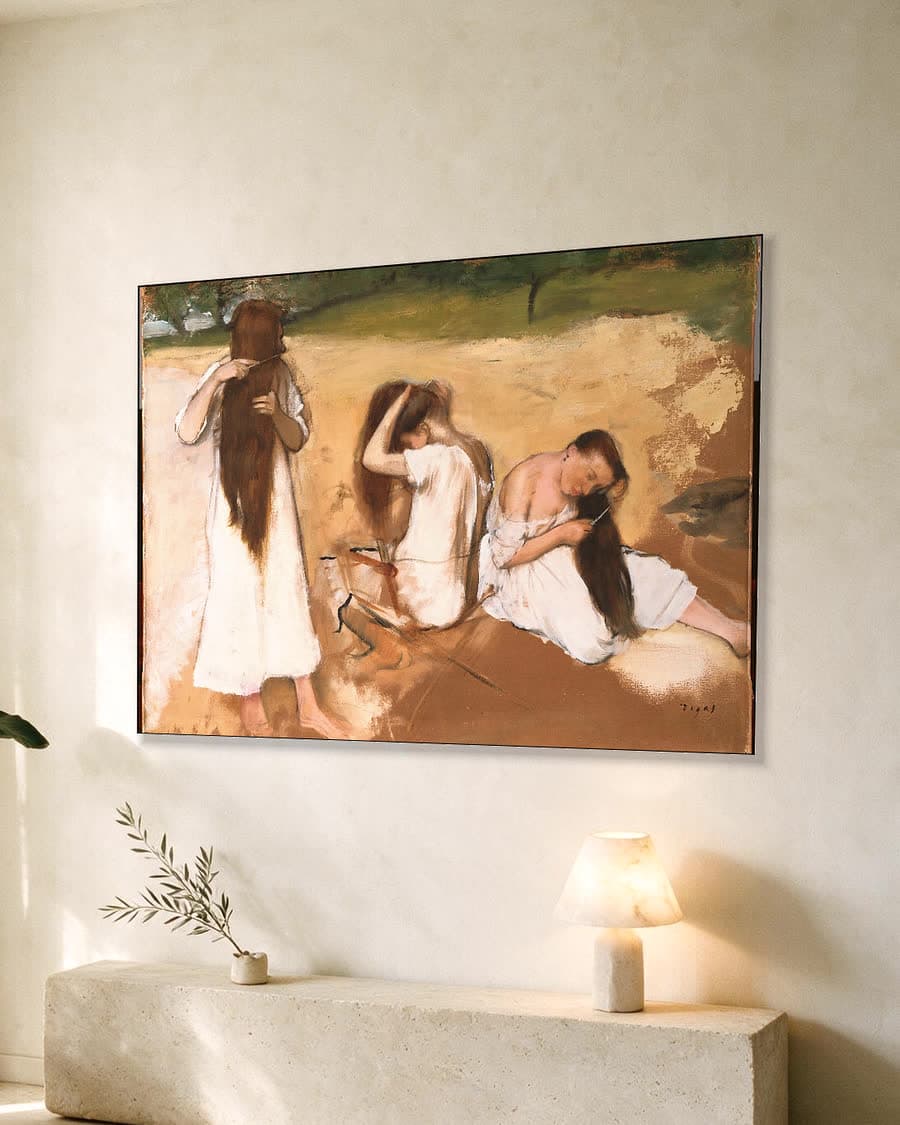 Vrouwen die hun haar kammen in een aluminium frame aan dezelfde muur