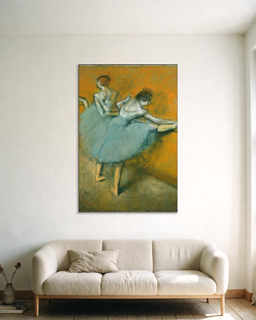Danseressen aan de barre in een aluminium frame aan dezelfde muur