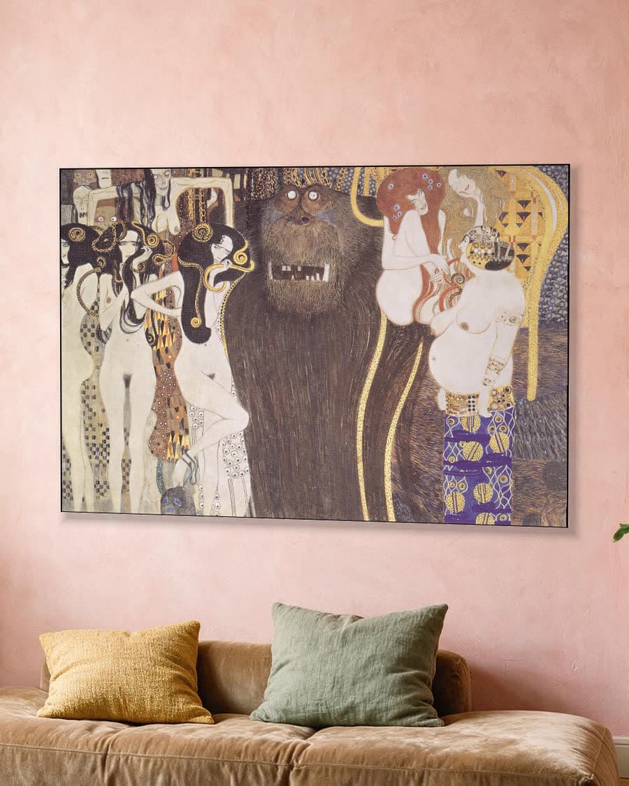 De vijandige machten in een aluminium frame aan dezelfde muur