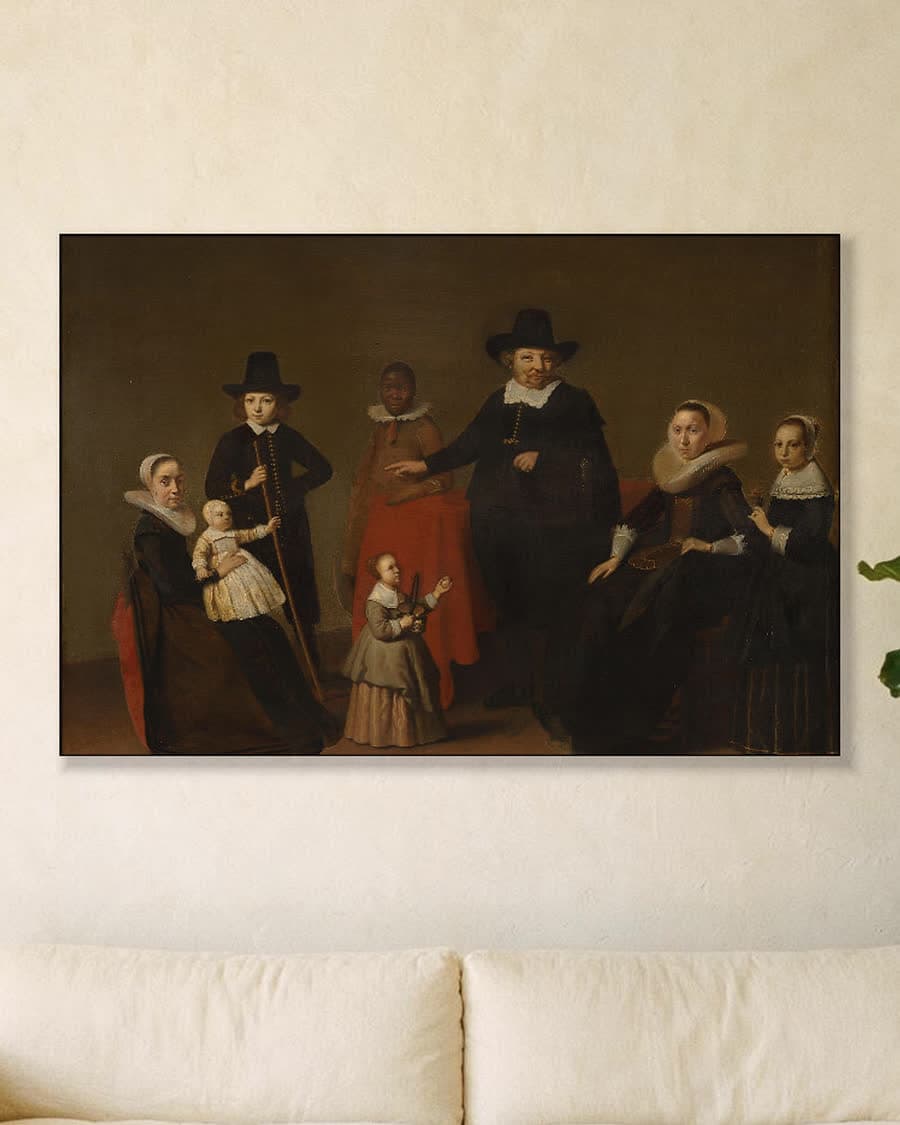 Familiegroep met een zwarte man in een aluminium frame aan dezelfde muur