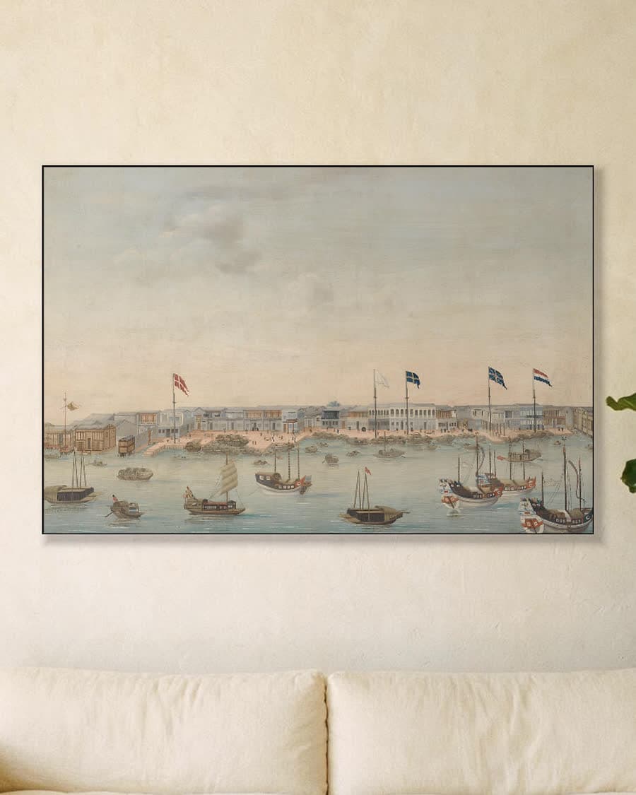 Gezicht op de rede van Kanton in een aluminium frame aan dezelfde muur