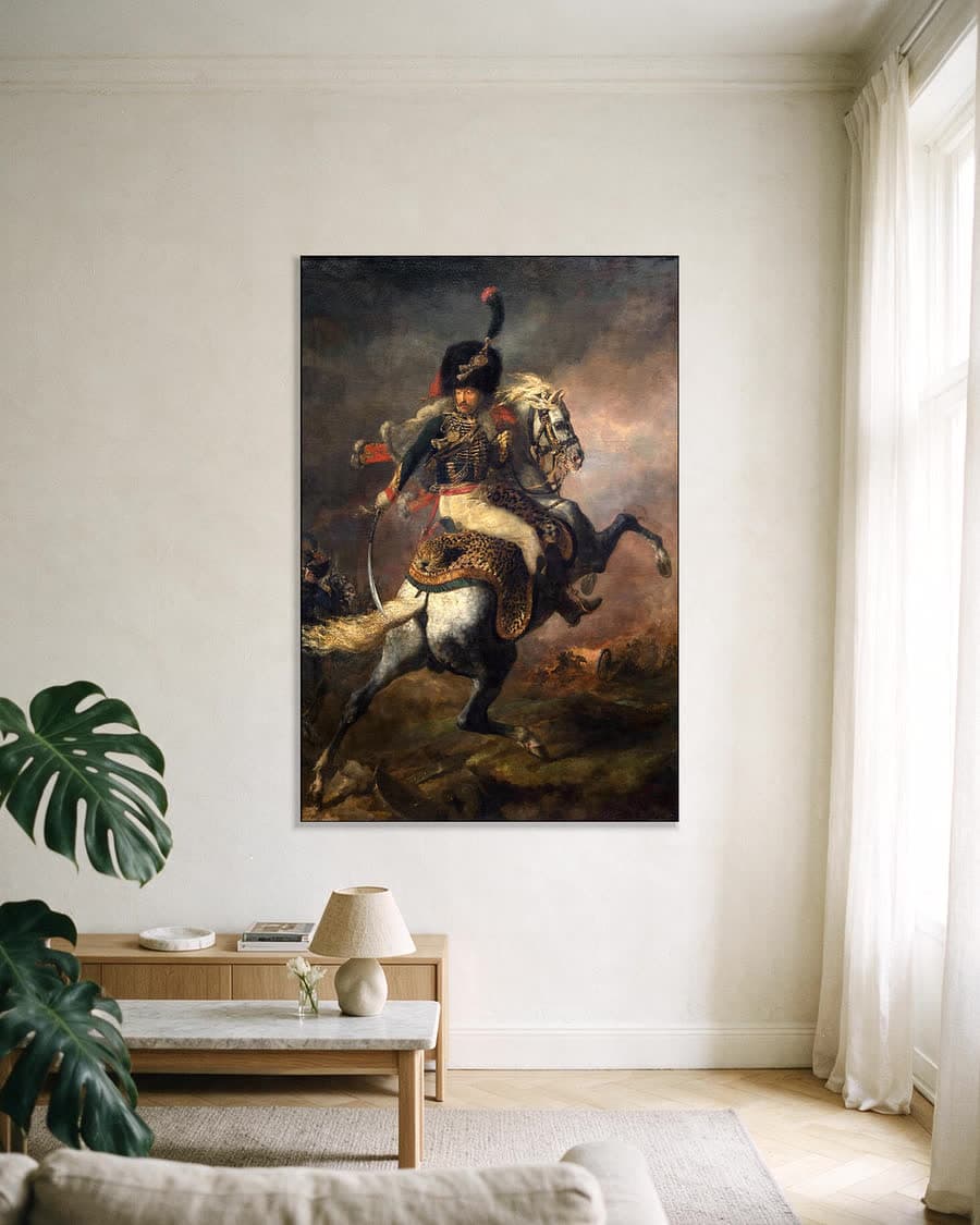 De aanvallende cavalerist in een aluminium frame aan dezelfde muur