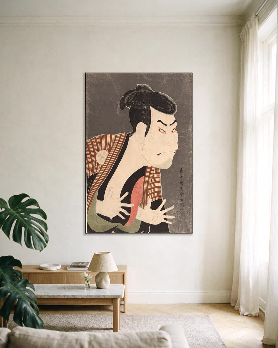 De acteur Otani Oniji III als Edobei in een aluminium frame aan dezelfde muur