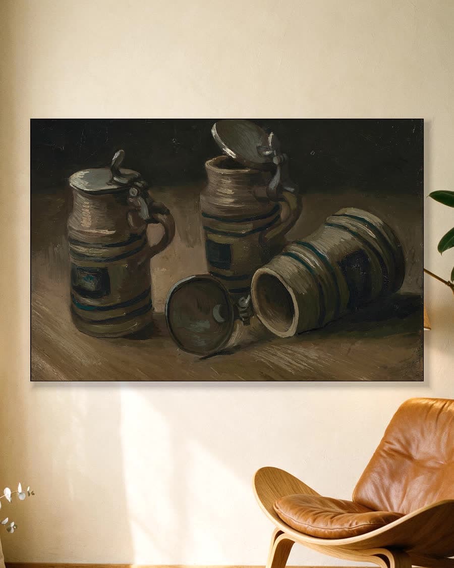 Bierpullen in een aluminium frame aan dezelfde muur
