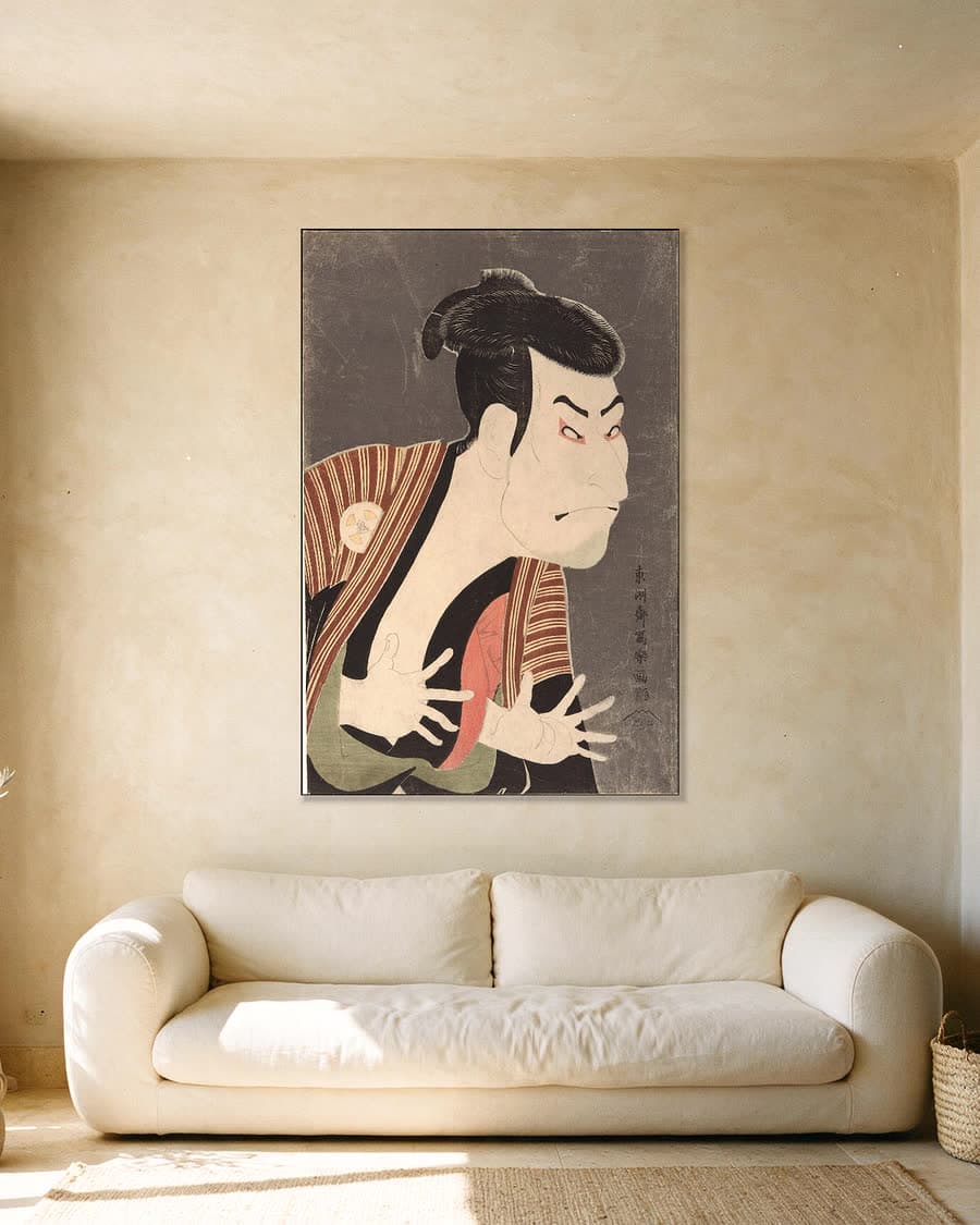 De acteur Otani Oniji III als Edobei in een aluminium frame aan dezelfde muur