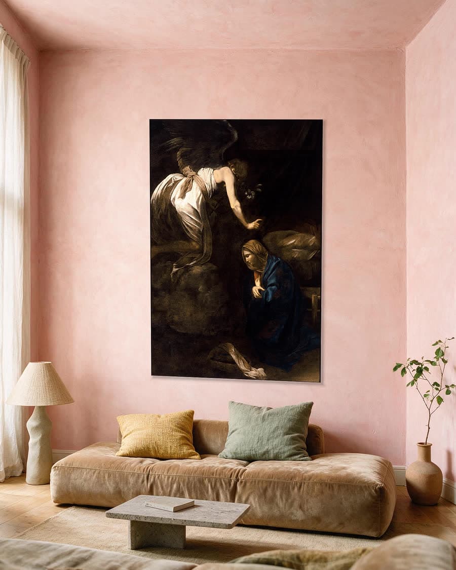 De annunciatie in een aluminium frame aan dezelfde muur