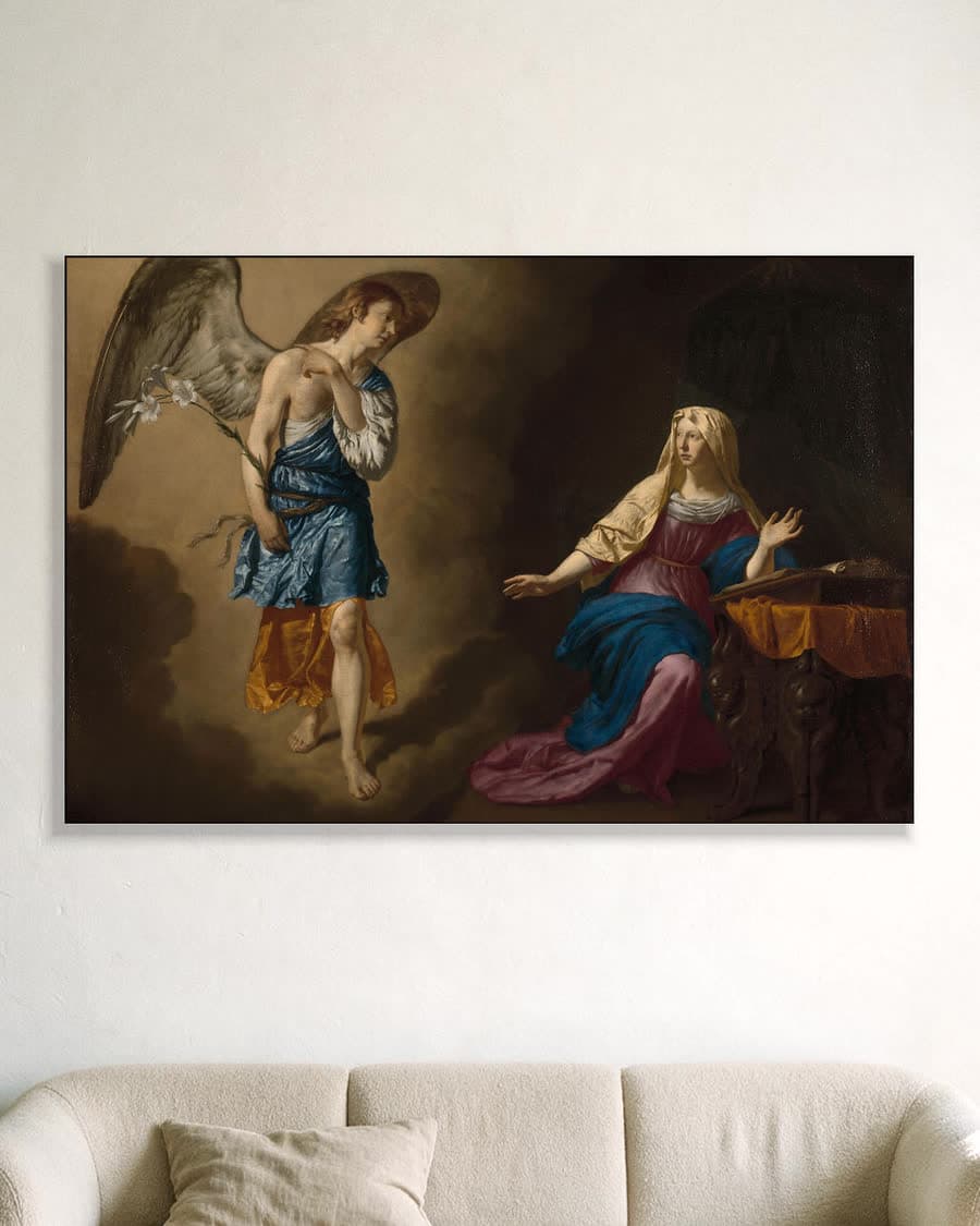 De annunciatie aan Maria in een aluminium frame aan dezelfde muur