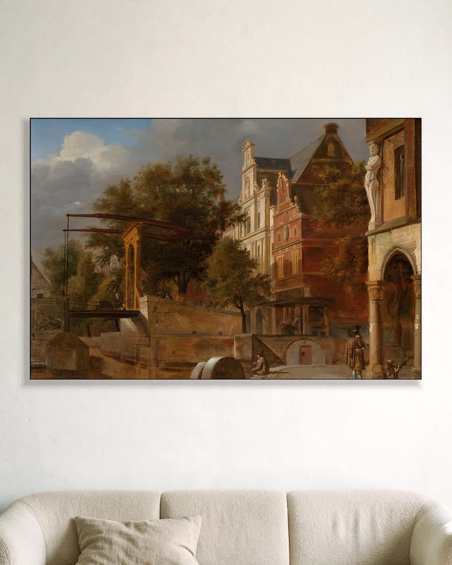 De ophaalbrug in een aluminium frame aan dezelfde muur