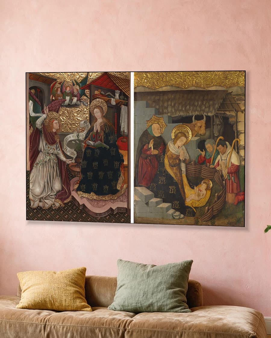 De annunciatie en de geboorte van Christus in een aluminium frame aan dezelfde muur