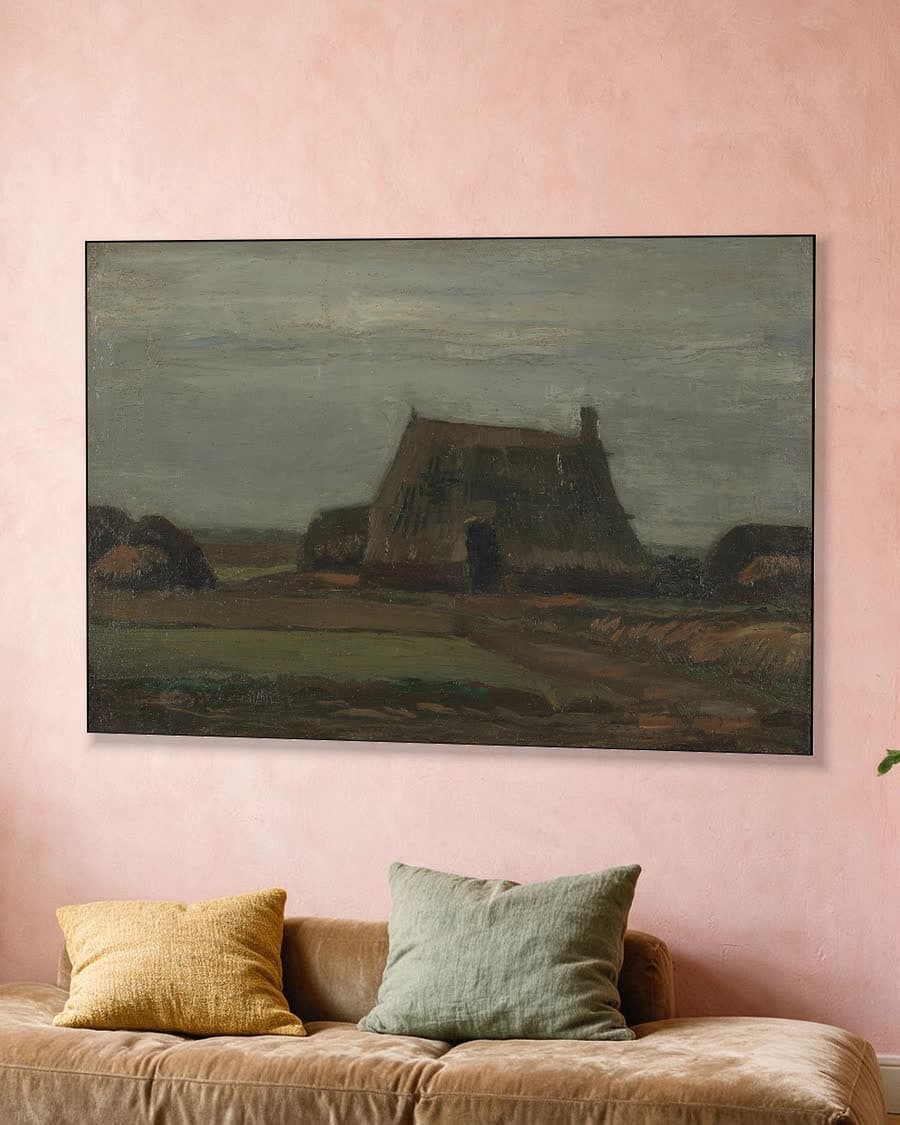 Boerderij met turfstapels in een aluminium frame aan dezelfde muur