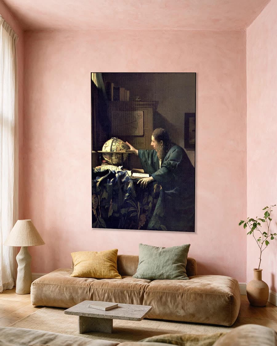 De Astronoom in een aluminium frame aan dezelfde muur