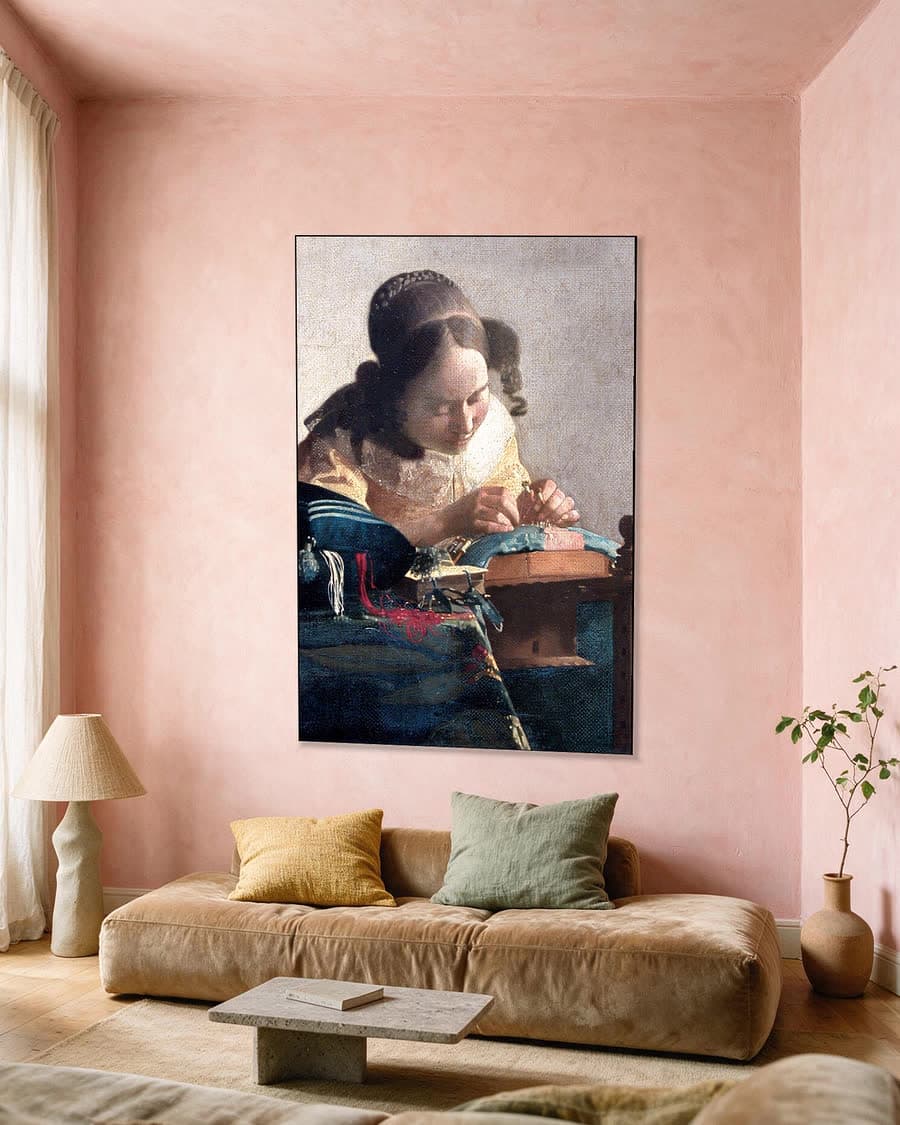 De Kantwerkster in een aluminium frame aan dezelfde muur