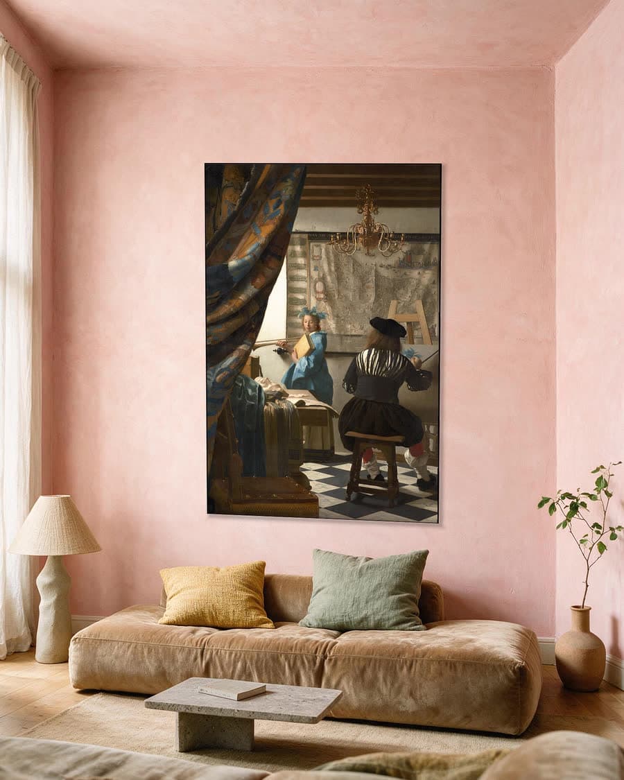 De Schilderkunst in een aluminium frame aan dezelfde muur