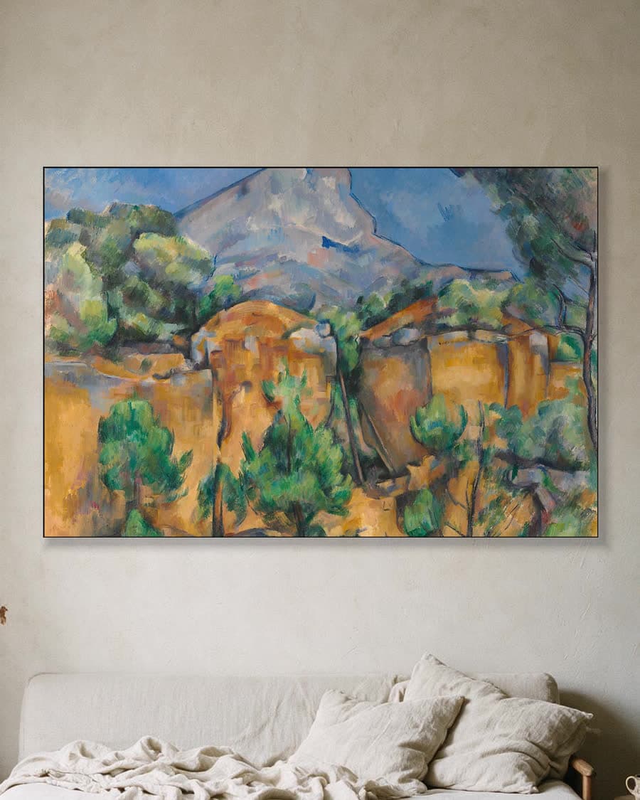 De berg Sainte-Victoire gezien vanuit de groeve Bibémus in een aluminium frame aan dezelfde muur