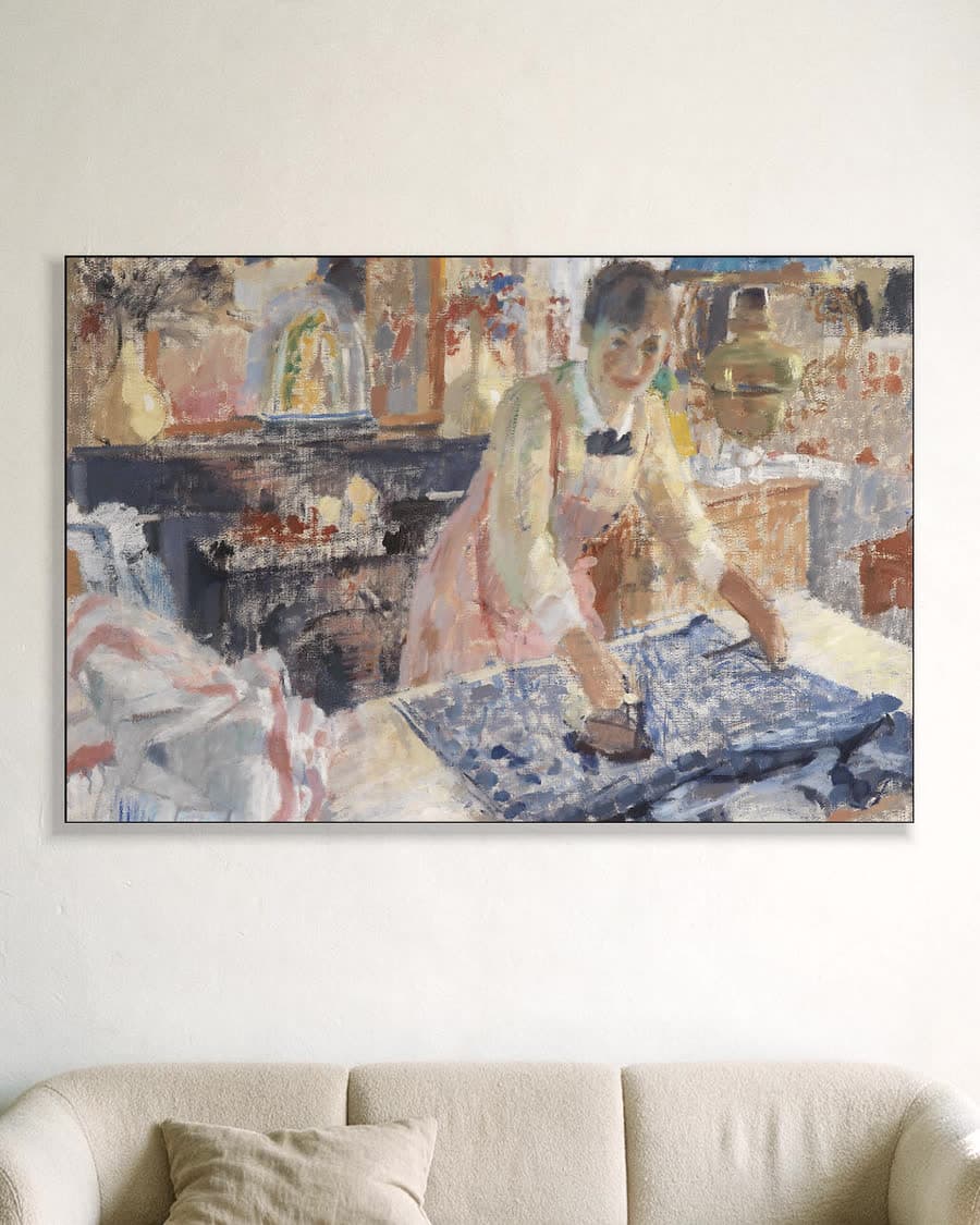 De strijkster in een aluminium frame aan dezelfde muur