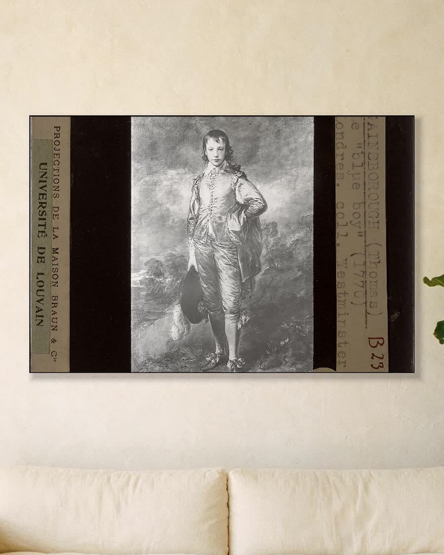 De Blauwe Jongen in een aluminium frame aan dezelfde muur