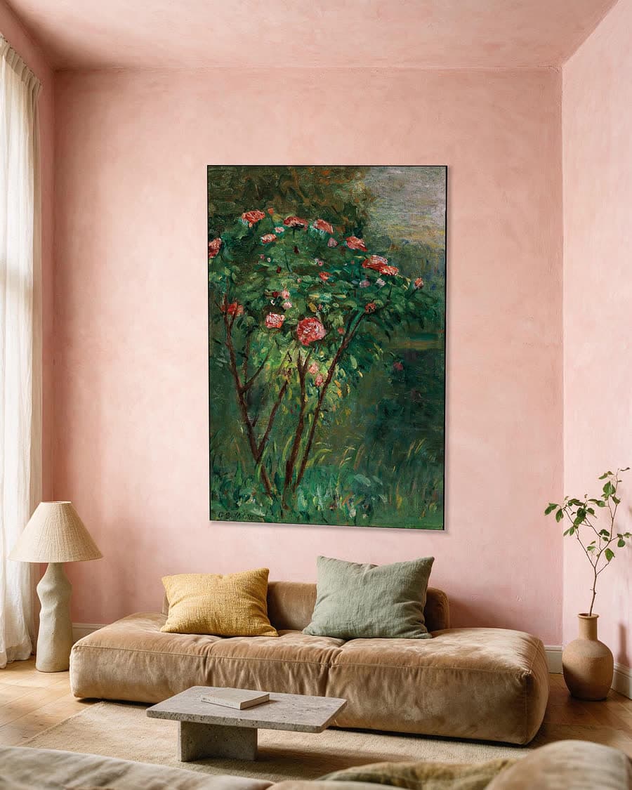 De bloeiende rozenstruik in een aluminium frame aan dezelfde muur