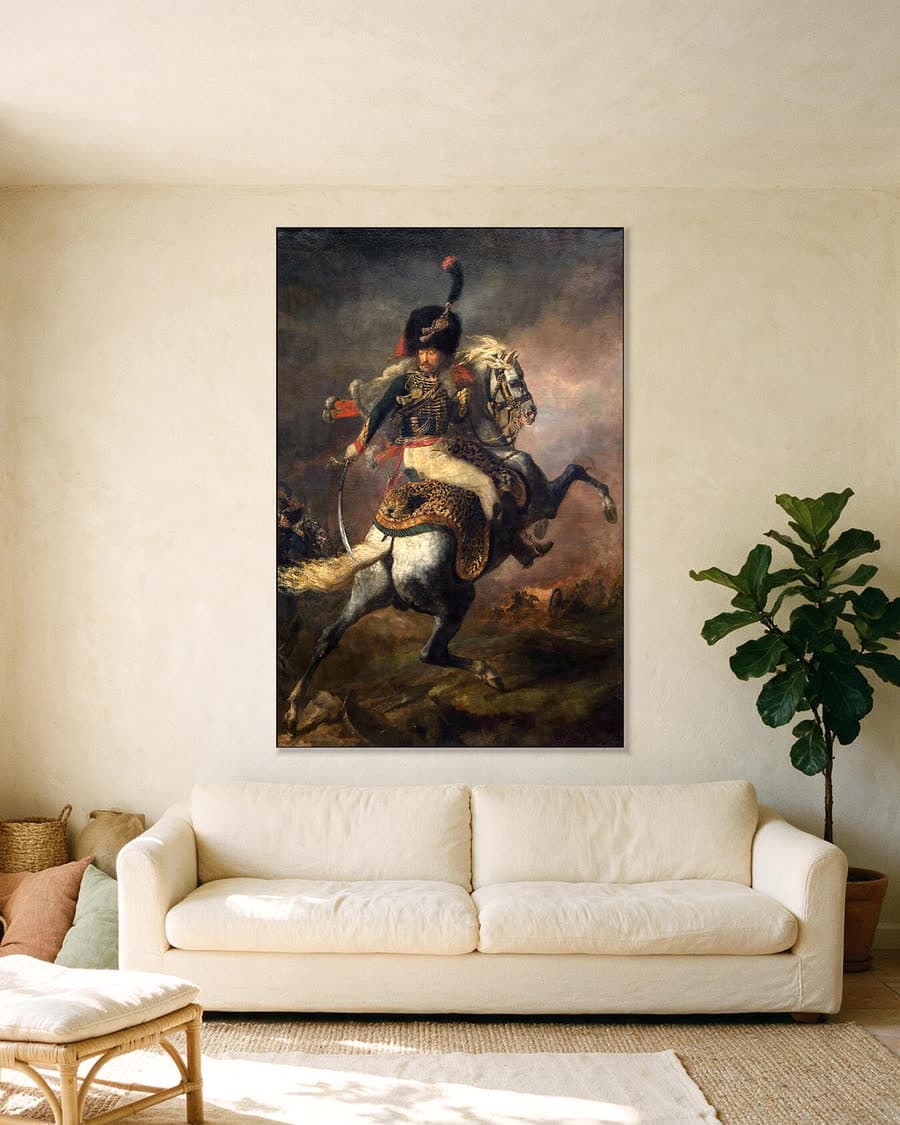 De aanvallende cavalerist in een aluminium frame aan dezelfde muur
